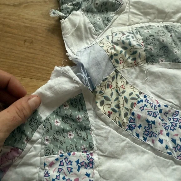 80x80 Gorgeous Vintage Double Wedding Ring Quilt - Needs Repair/Has a Few Stains - Picture 3 of 8